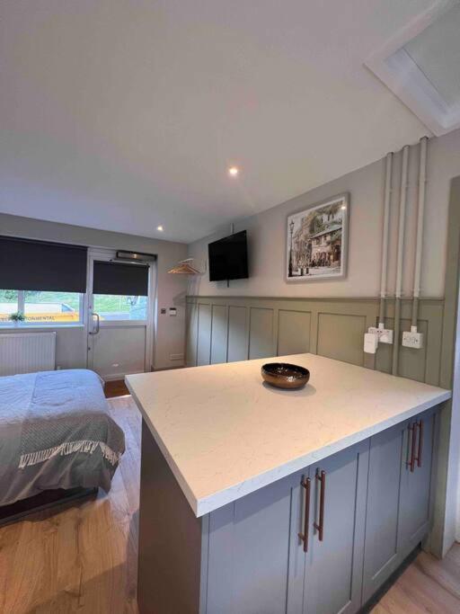 Seaview 1 Bed Open Condo - Free Parking Brighton Екстериор снимка