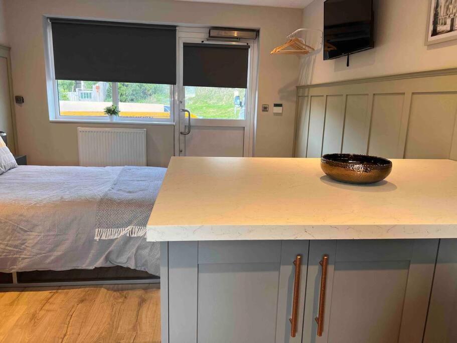 Seaview 1 Bed Open Condo - Free Parking Brighton Екстериор снимка